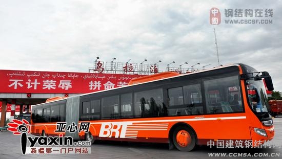 7月26日，首批5輛BRT公交車通過烏拉泊收費站。亞心網記者 朱翊 攝
